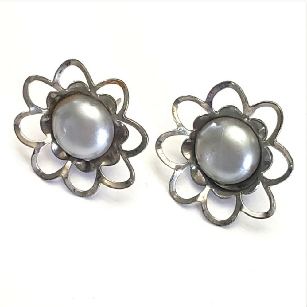 VINTAGE Silvertone Metal Flower Pierced Earrings